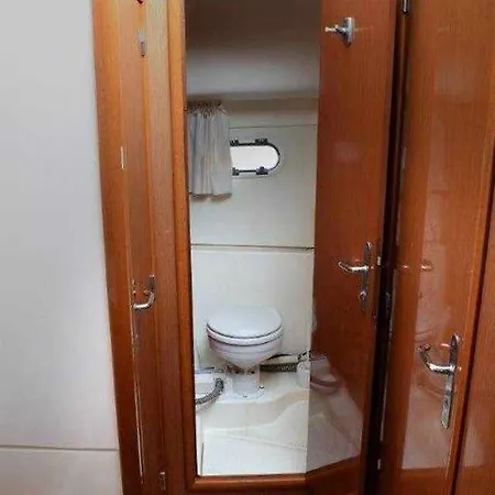 Yate De Lujo En Luxury Yacht In 보트호텔 게초