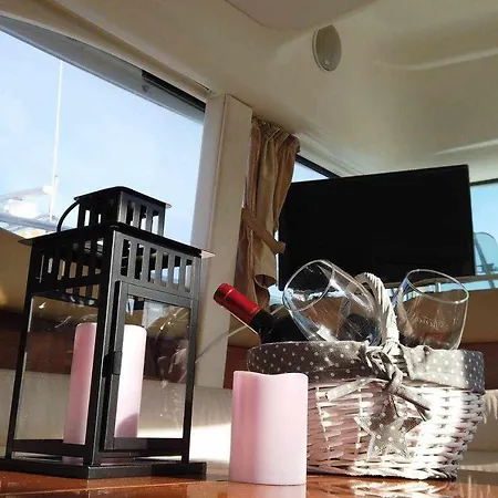 Botel Yate De Lujo En Luxury Yacht In *