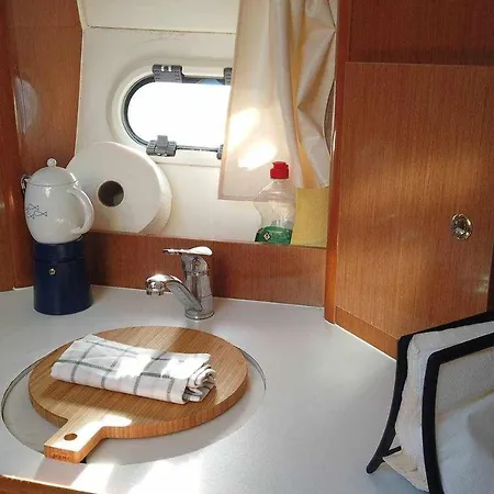 Yate De Lujo En Luxury Yacht In Botel *