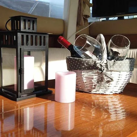 보트호텔 Yate De Lujo En Luxury Yacht In 게초