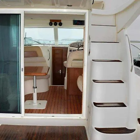 Yate De Lujo En Luxury Yacht In Botel Getxo