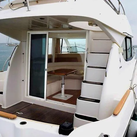 Yate De Lujo En Luxury Yacht In Botel Getxo