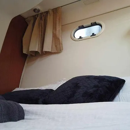 Yate De Lujo En Luxury Yacht In Botel Getxo