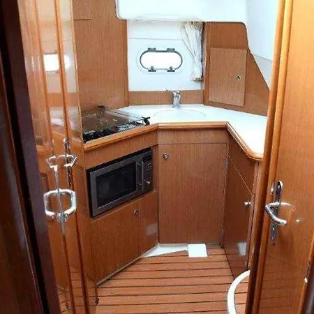Yate De Lujo En Luxury Yacht In Getxo